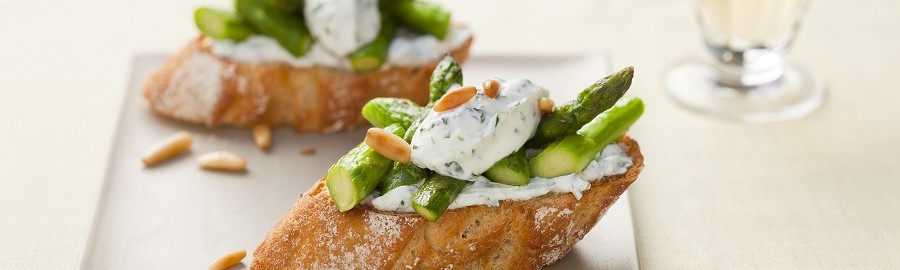 Crostoni con formaggio di capra e asparagi