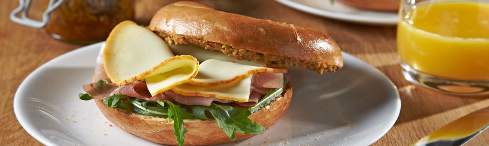 Bagel con formaggio a fette