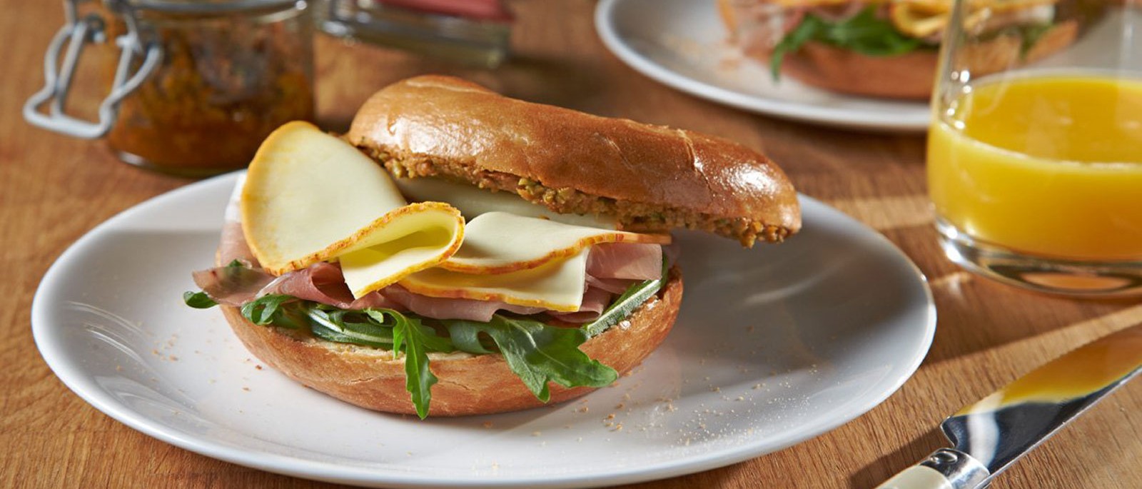 Bagel con formaggio a fette