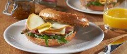 Bagel con formaggio a fette