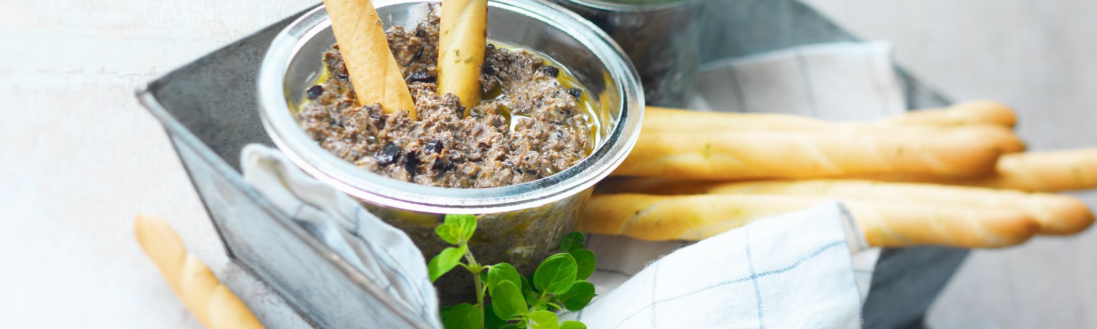 Salsa di olive con formaggio di capra