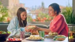 Camosciata tra mamma e figlia